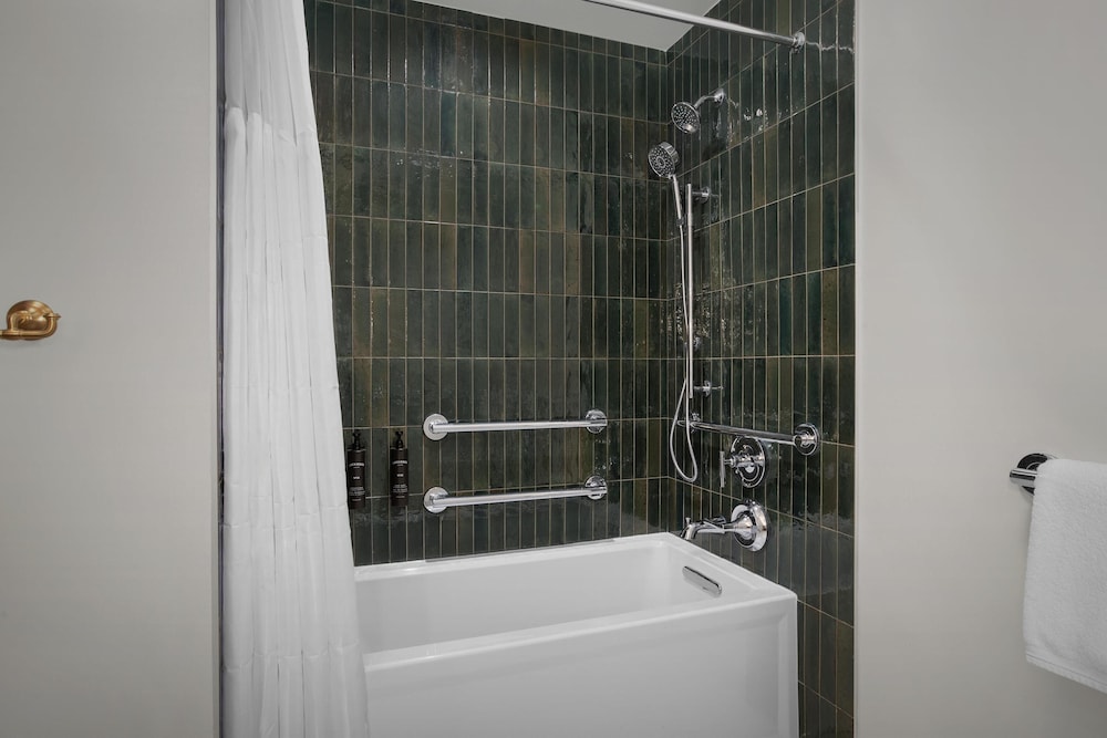 Room, 1 King Bed, Accessible, Bathtub (Mobility & Hearing) - Photo 6