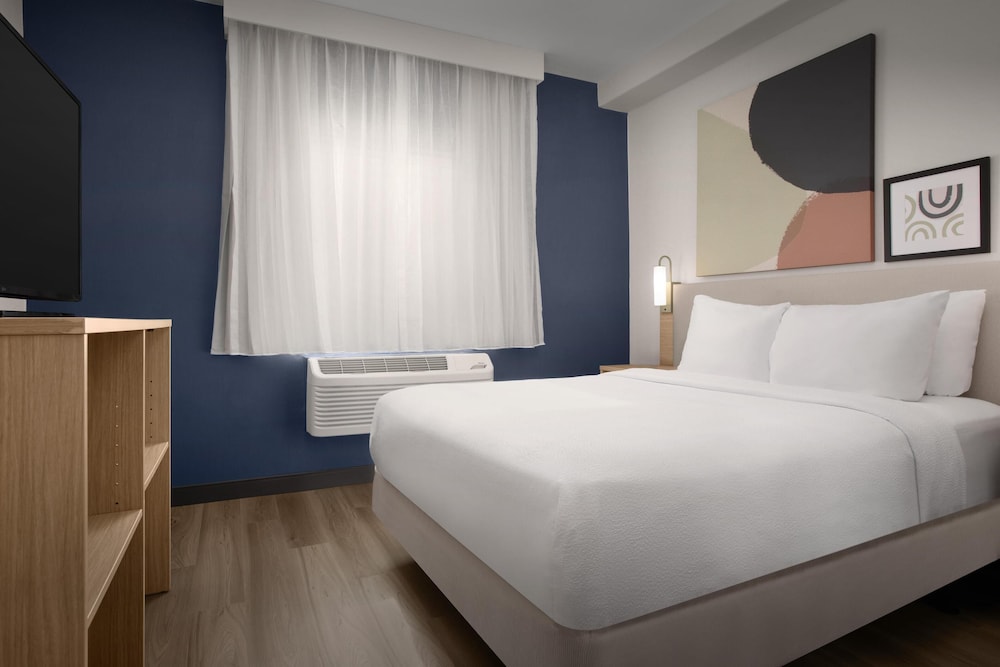 Room, 1 Queen Bed, Bathtub (Mobility & Hearing) photo 1