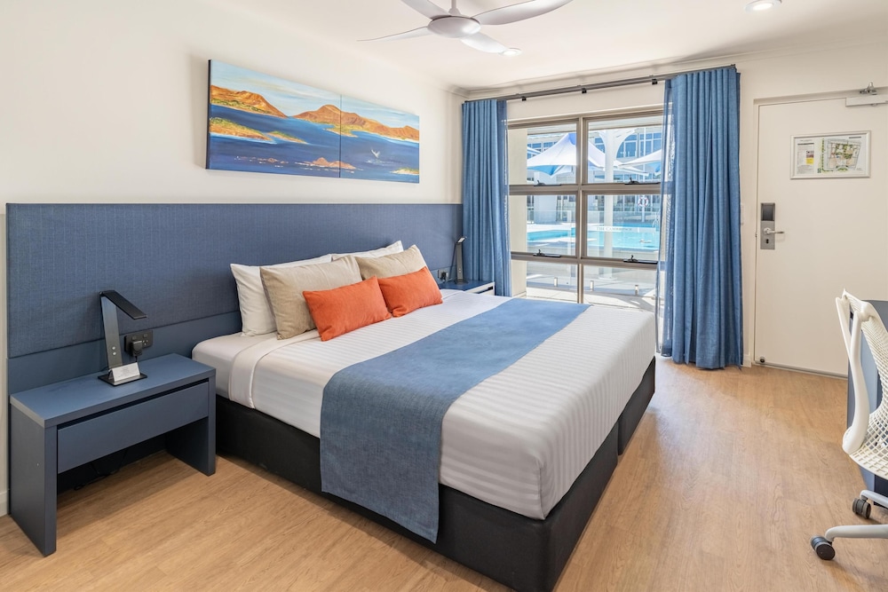 Premium Studio Suite, 1 King Bed, Patio, Garden View (Larger Room)