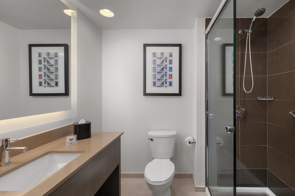 Suite, Bay View (Limited Kitchen) - Photo 3