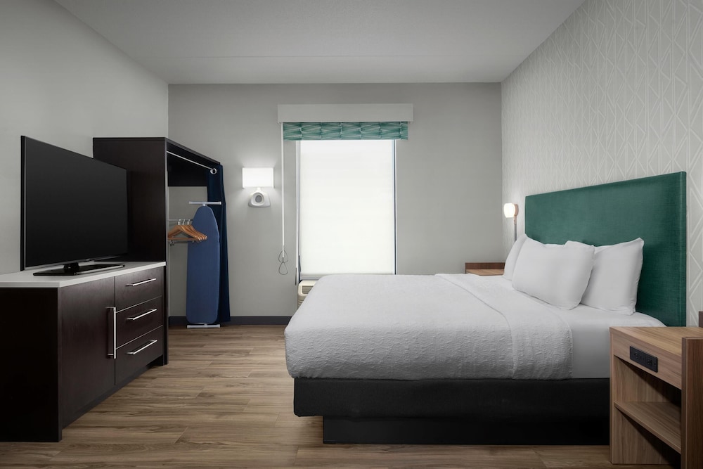 Suite, 1 King Bed, Accessible, Bathtub (Mobility & Hearing) thumbnail 6