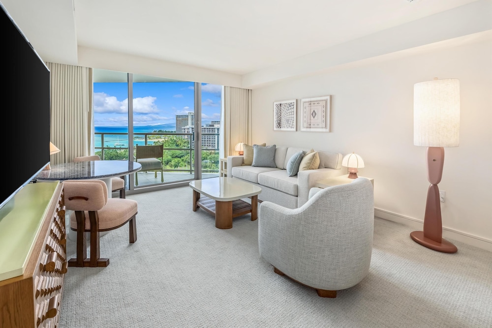 LXR Deluxe Room, 1 King Bed, Partial Ocean View
