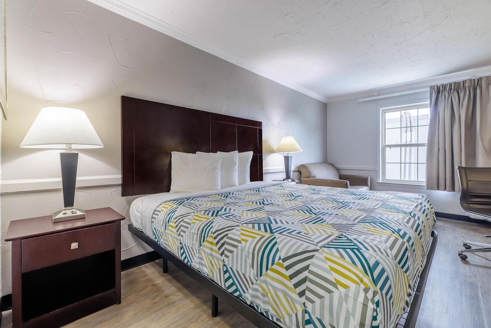 Standard Room, 1 King Bed, Non Smoking - Photo 4