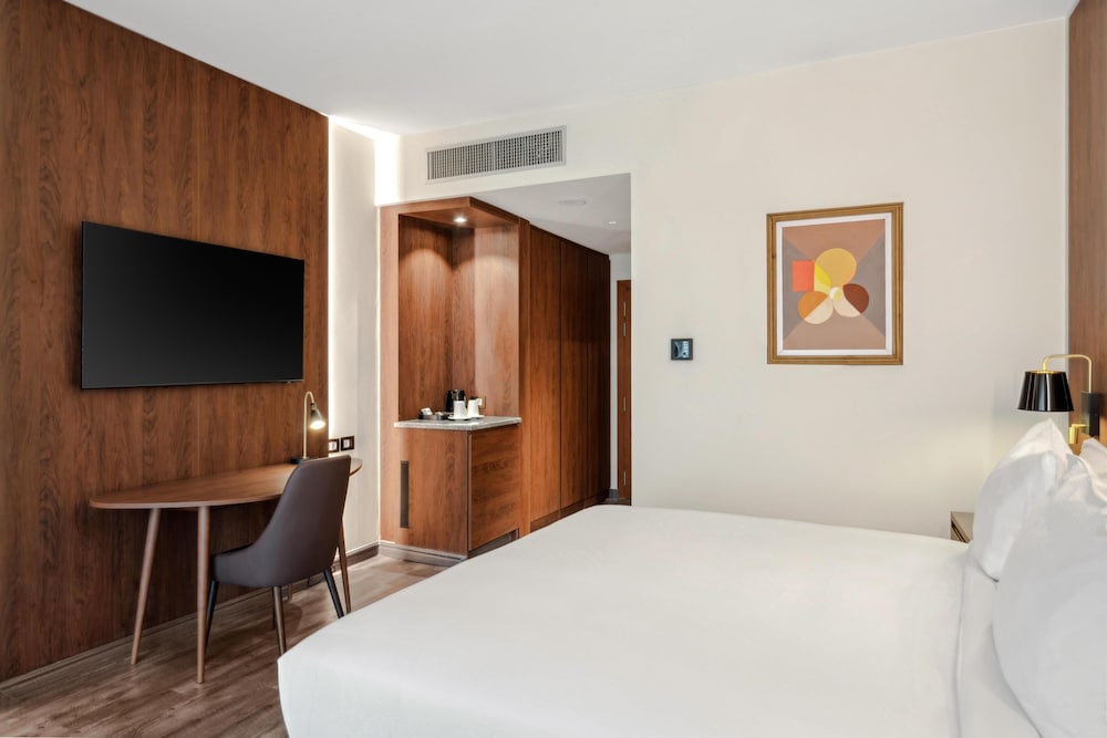Deluxe Room, 1 King Bed - Photo 3