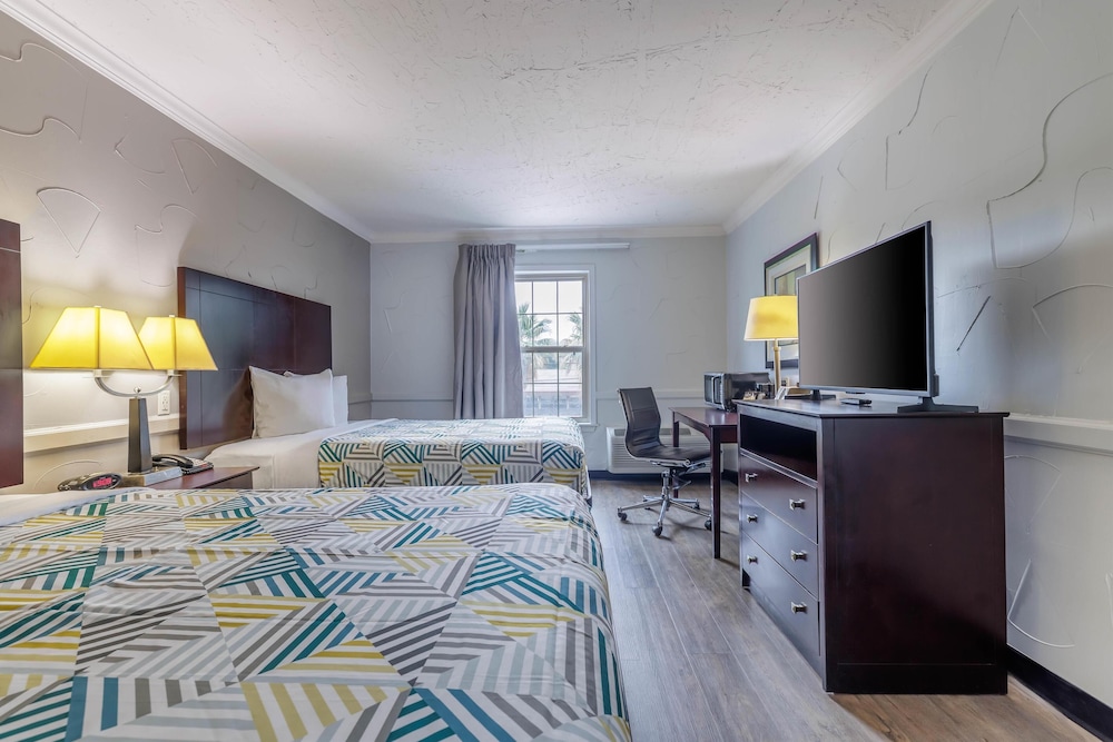 Standard Room, 2 Queen Beds, Non Smoking - Photo 5