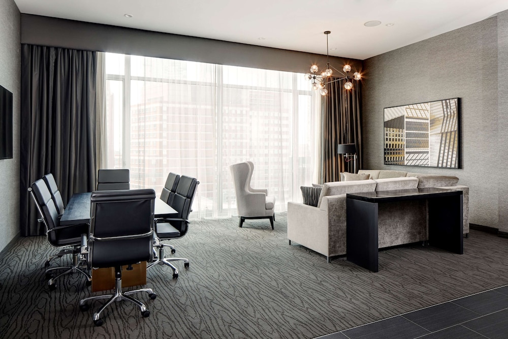 Suite, 1 King Bed, Accessible (Roll-In Shower)