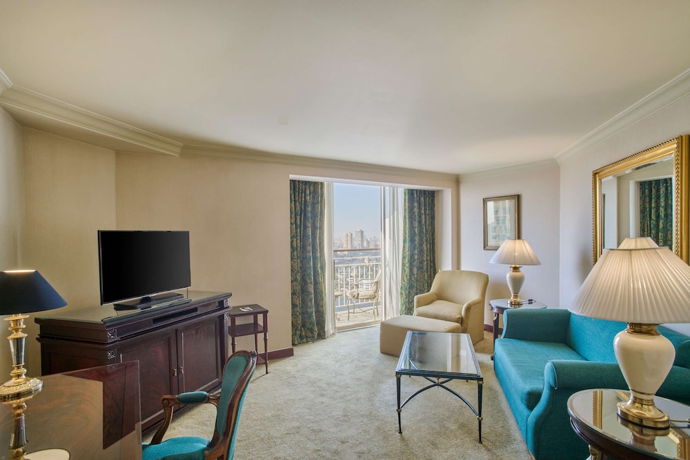 Suite, 1 Bedroom, Corner (1 King Bed, Nile View)