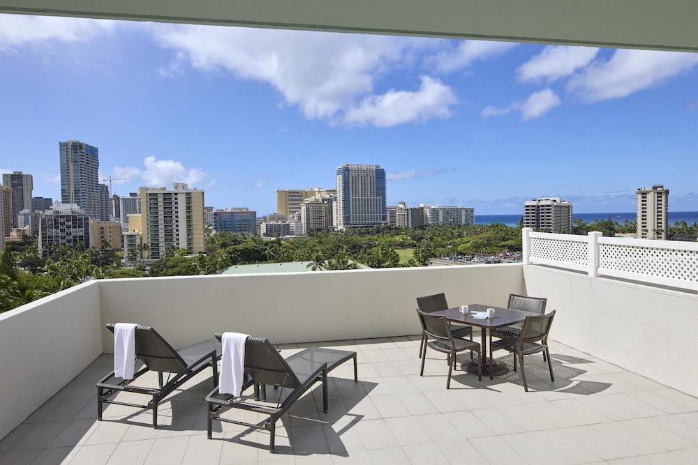 Suite, 2 Queen Beds (Waikiki, Park/Ocean View, Lanai) photo 2
