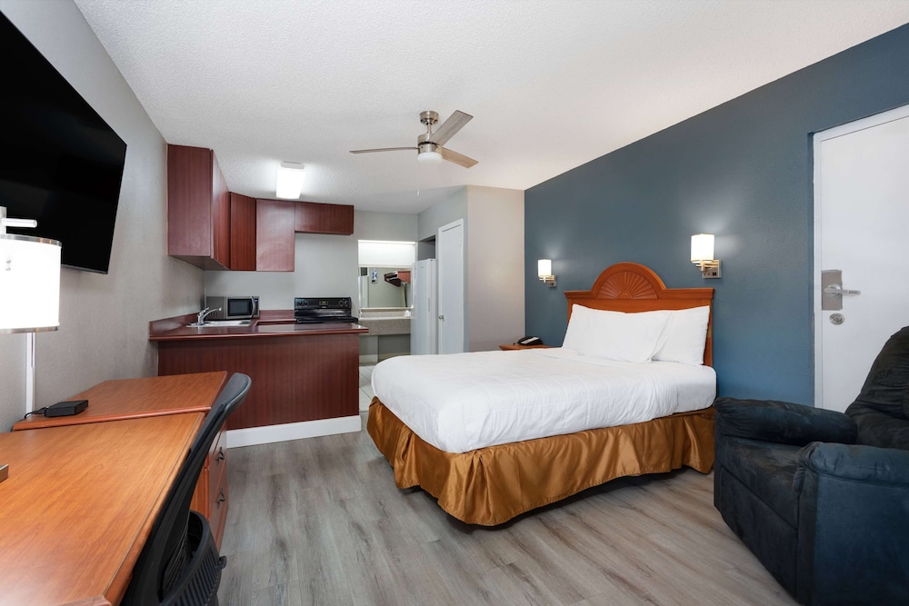Deluxe Room, 1 Queen Bed, Non Smoking - Photo 2