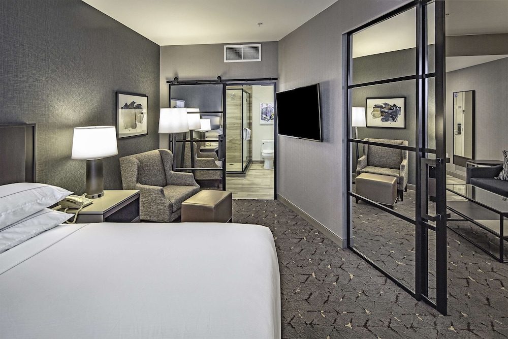 Suite, 1 King Bed, Kitchenette, Corner - Photo 3