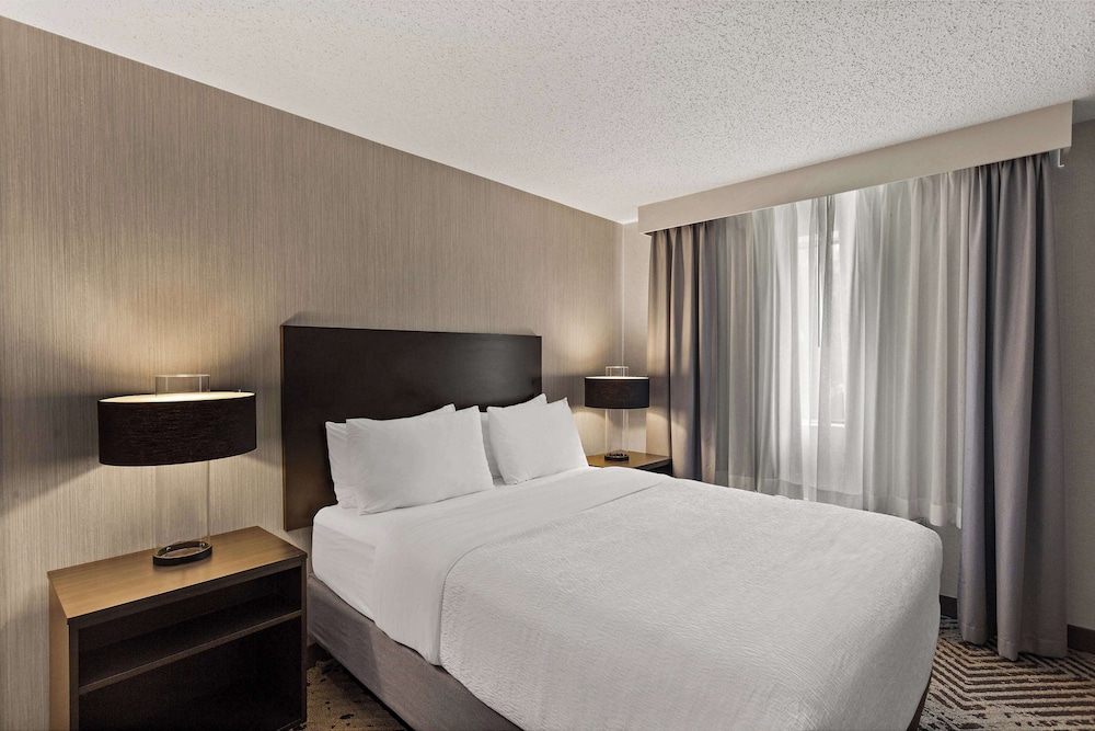Suite, 1 Queen Bed with Sofa bed, Non Smoking - Photo 1