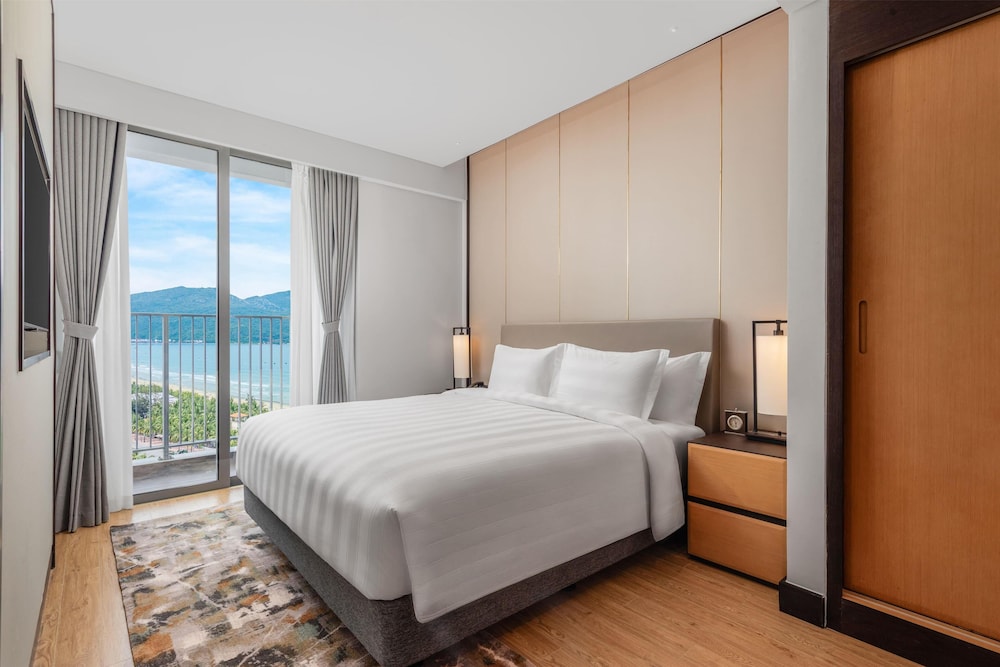 Deluxe Suite, 2 Bedrooms, Balcony, Partial Ocean View (Family)