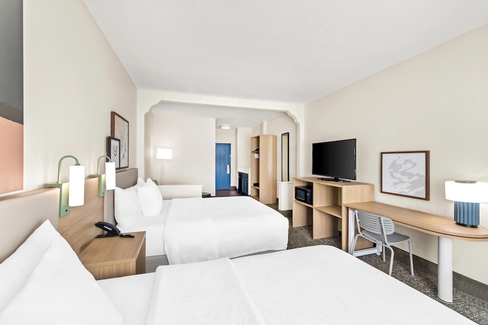 Room, 2 Queen Beds, Accessible, Bathtub - Photo 1