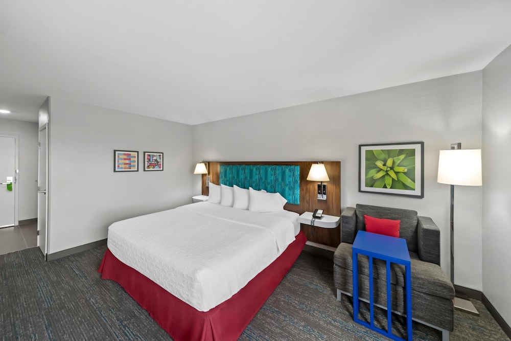 Room, 1 King Bed, Accessible (Mobility & Hearing, 3x3 Shower) photo 2