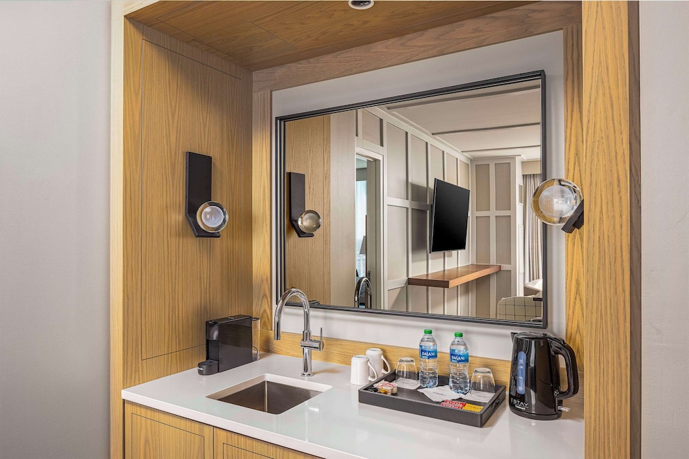Club Suite, Multiple Beds, Accessible (Mobility & Hearing, Roll-in Shower)