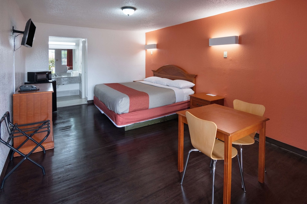 Deluxe Room, 1 King Bed, Smoking, Refrigerator & Microwave photo 1