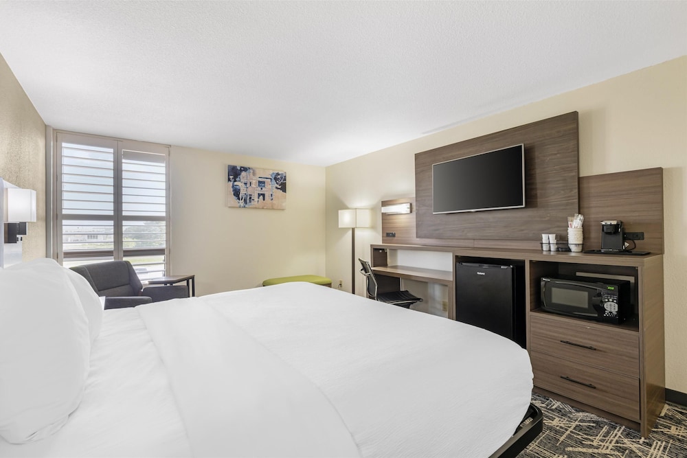 Suite, 1 King Bed, Non Smoking, Jetted Tub - Photo 2