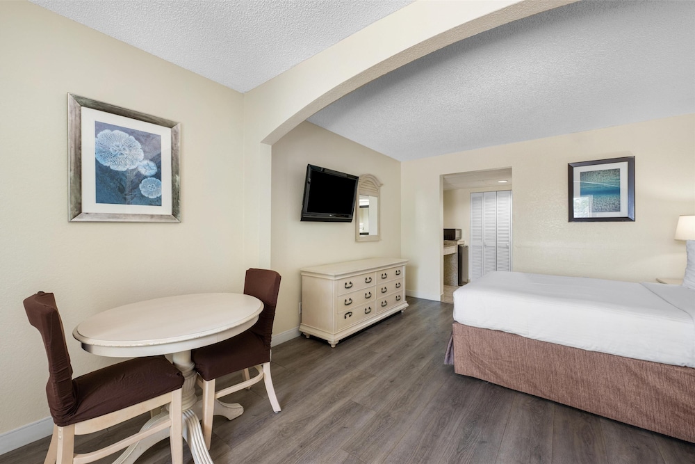 Standard Room, 1 Queen Bed, Refrigerator & Microwave, Pool View - Photo 2