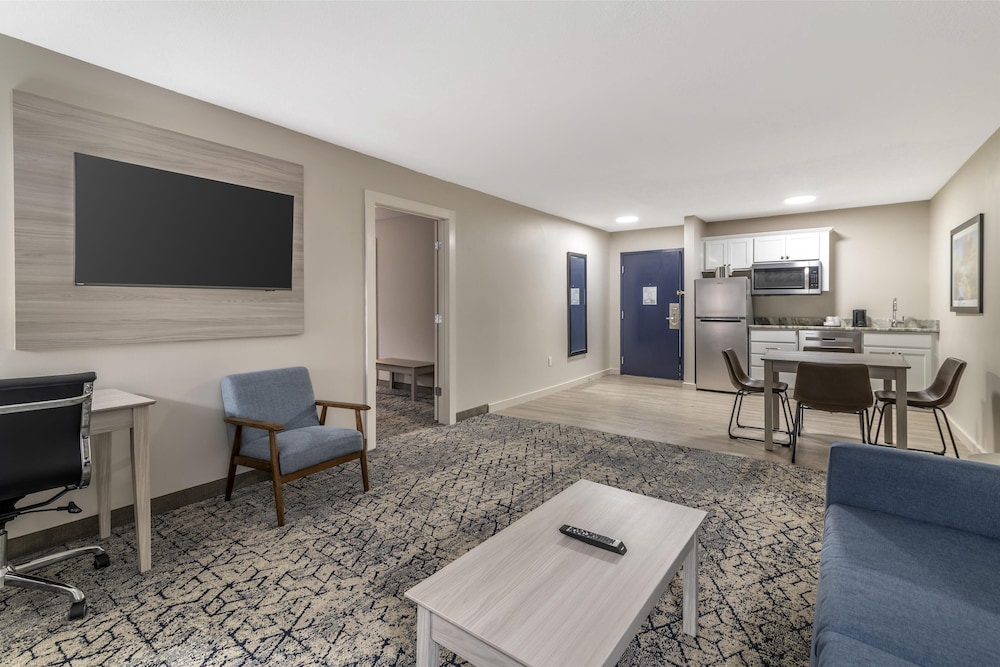 Suite, 1 King Bed, Non Smoking, Kitchenette (with Single Sofabed) photo 3