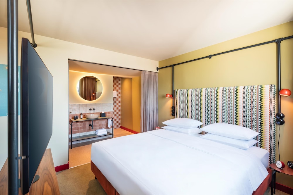 Premium Room, 1 King Bed - Photo 2