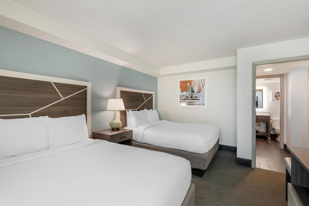 Suite, 2 Queen Beds, Balcony, Partial Ocean View (with Sofabed)
