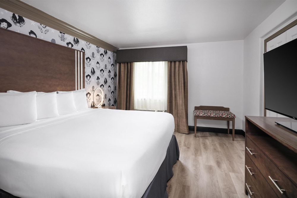 Suite, 1 King Bed, Non Smoking, Refrigerator & Microwave - Photo 2