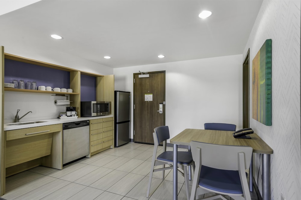 Suite, 1 King Bed, Accessible, Non Smoking (mob/hearing acc w/ bathtub) photo 2