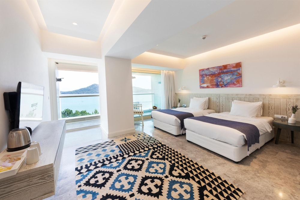 Superior Room, Partial Sea View photo 1