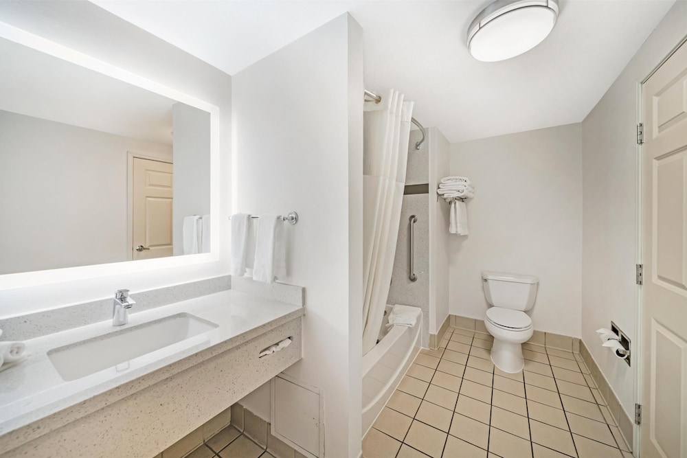 Family Suite, Multiple Beds, Non Smoking, Refrigerator & Microwave (with Single Sofabed) - Photo 6