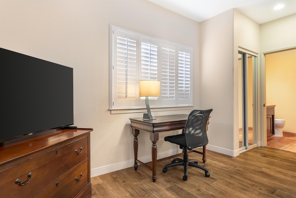 Suite, Multiple Beds, Non Smoking, Refrigerator & Microwave - Photo 3