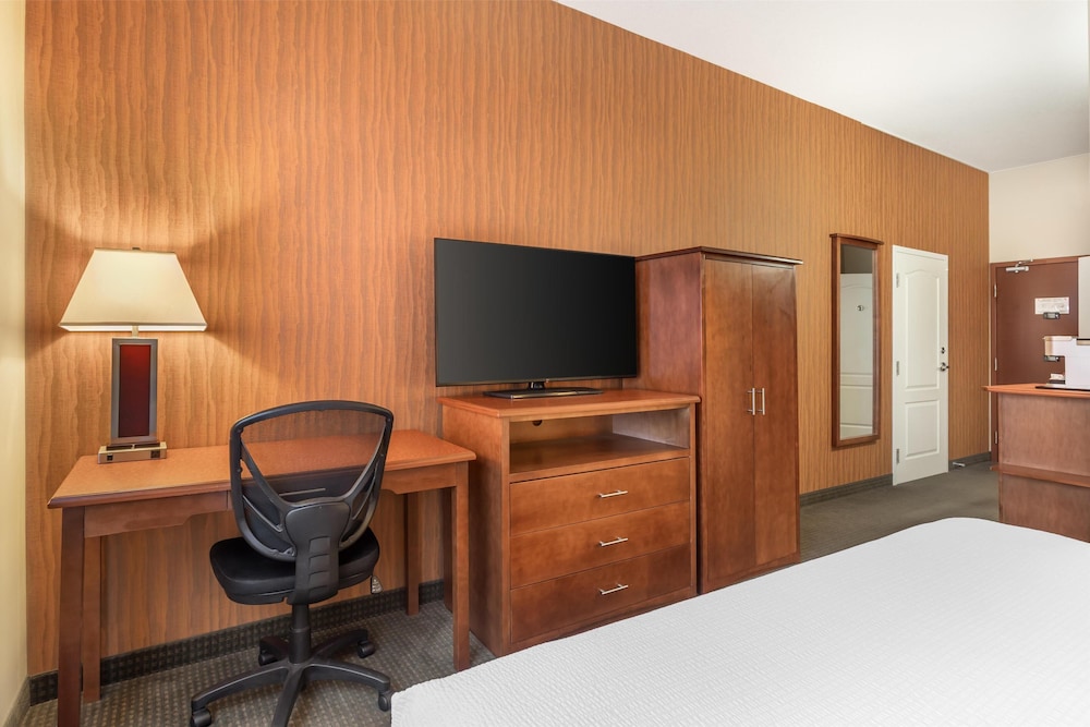 Standard Room, 1 King Bed, Accessible, Refrigerator & Microwave