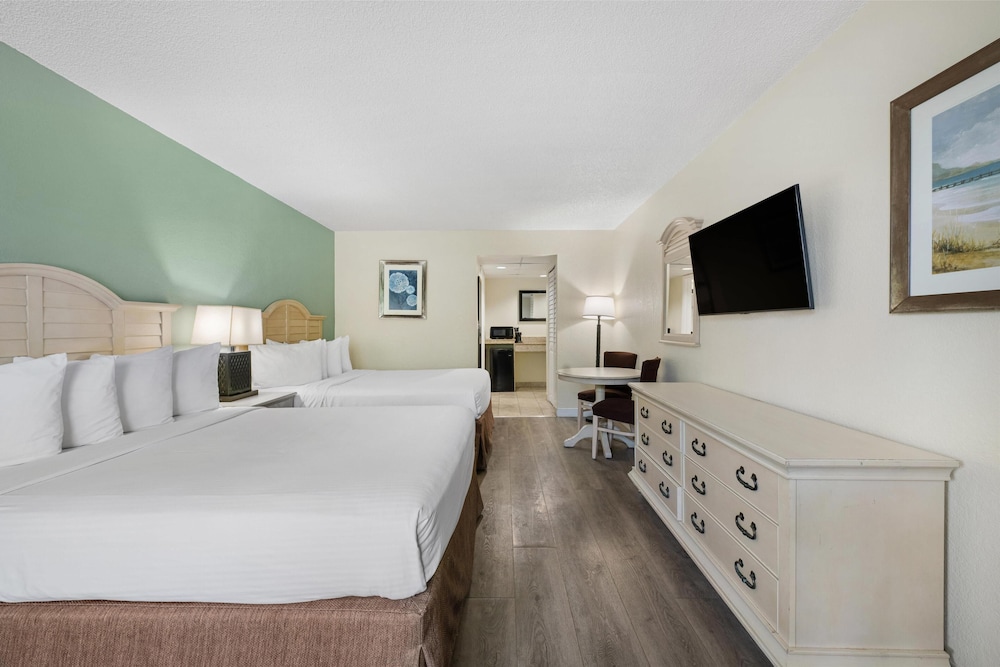 Standard Room, 2 Queen Beds, Non Smoking, Refrigerator & Microwave - Photo 3