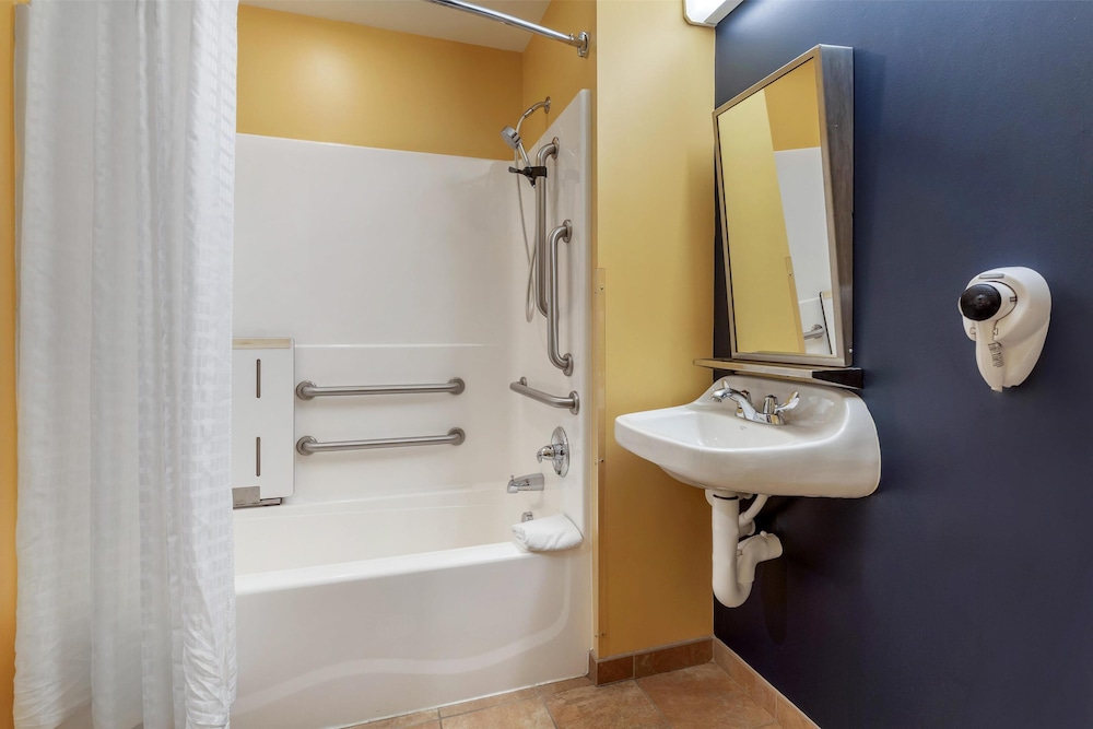 Standard Room, 1 King Bed, Accessible, Refrigerator & Microwave photo 2