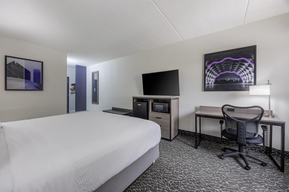 Suite, 1 King Bed, Non Smoking, Hot Tub - Photo 4