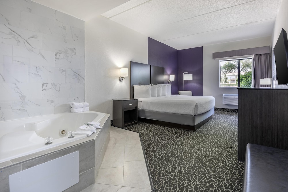 Suite, 1 King Bed, Non Smoking, Hot Tub - Photo 2
