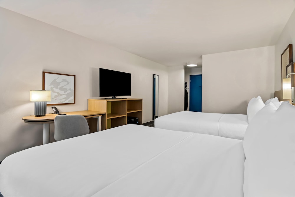 Room, 2 Queen Beds photo 3