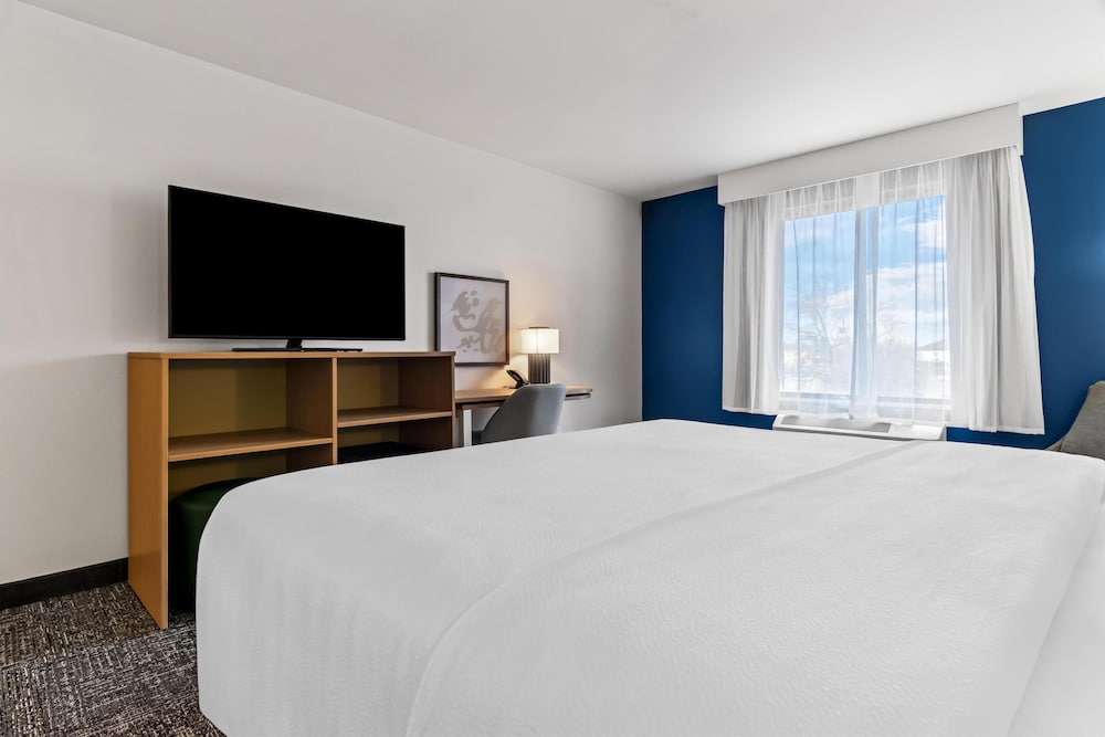 Room, 1 King Bed, Accessible, Bathtub (Mobility) - Photo 6
