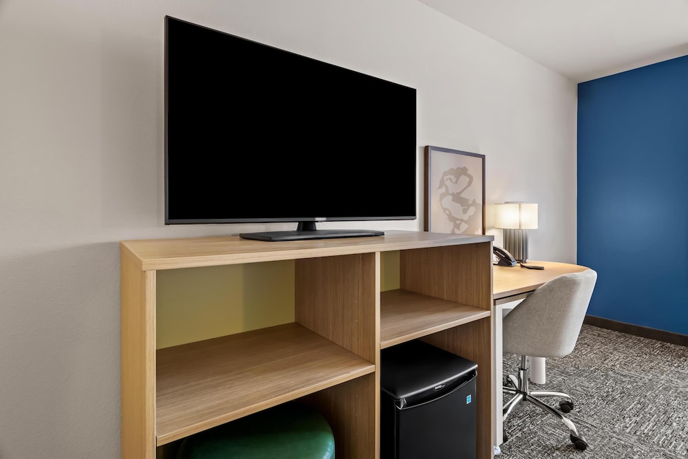 Room, 1 King Bed, Accessible, Bathtub (Mobility) - Photo 3