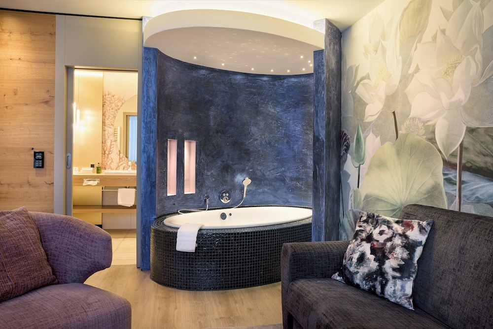 Suite, 1 Double Bed, Jetted Tub, Park View photo 3