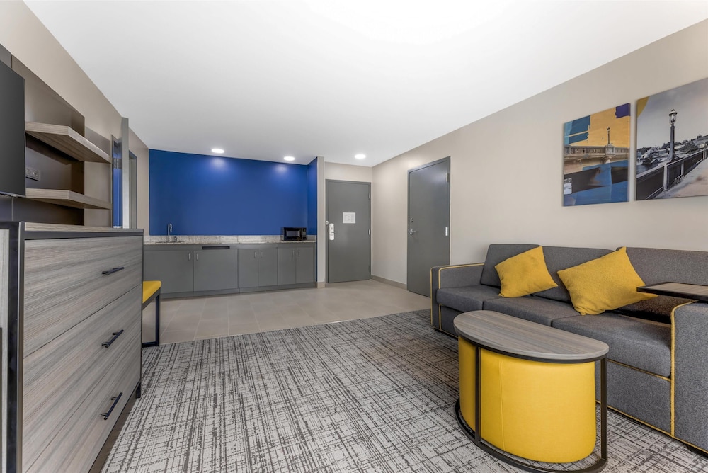 Suite, 1 King Bed, Non Smoking (with Single Sofabed) - Photo 2