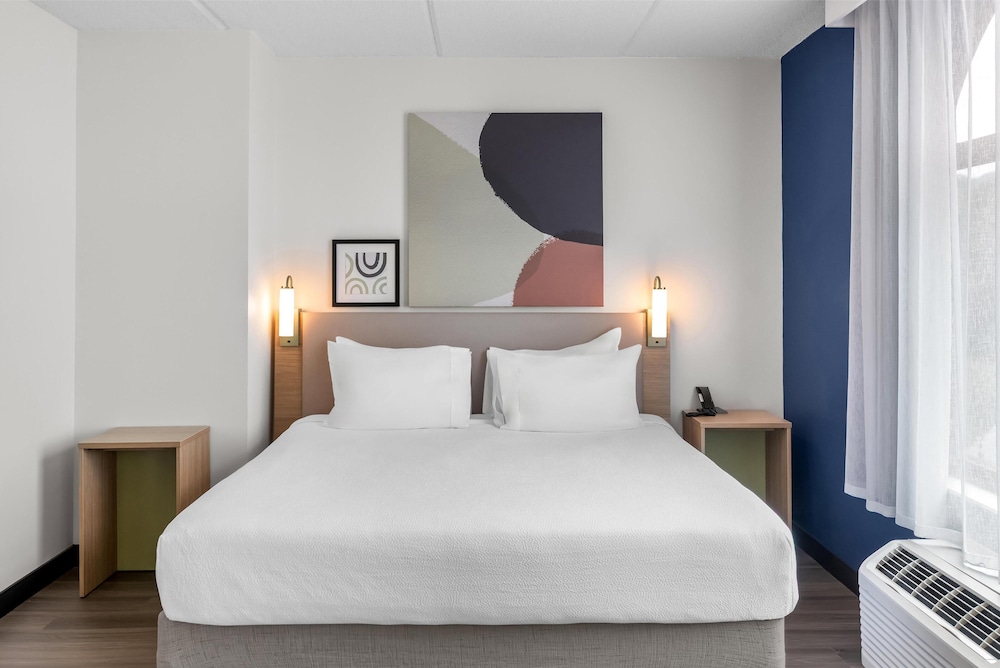 Suite, 1 King Bed - Photo 2