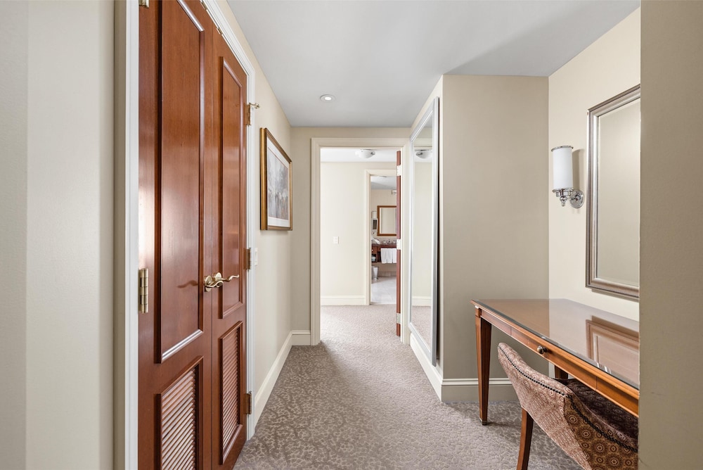 Suite, 1 King Bed - Photo 3