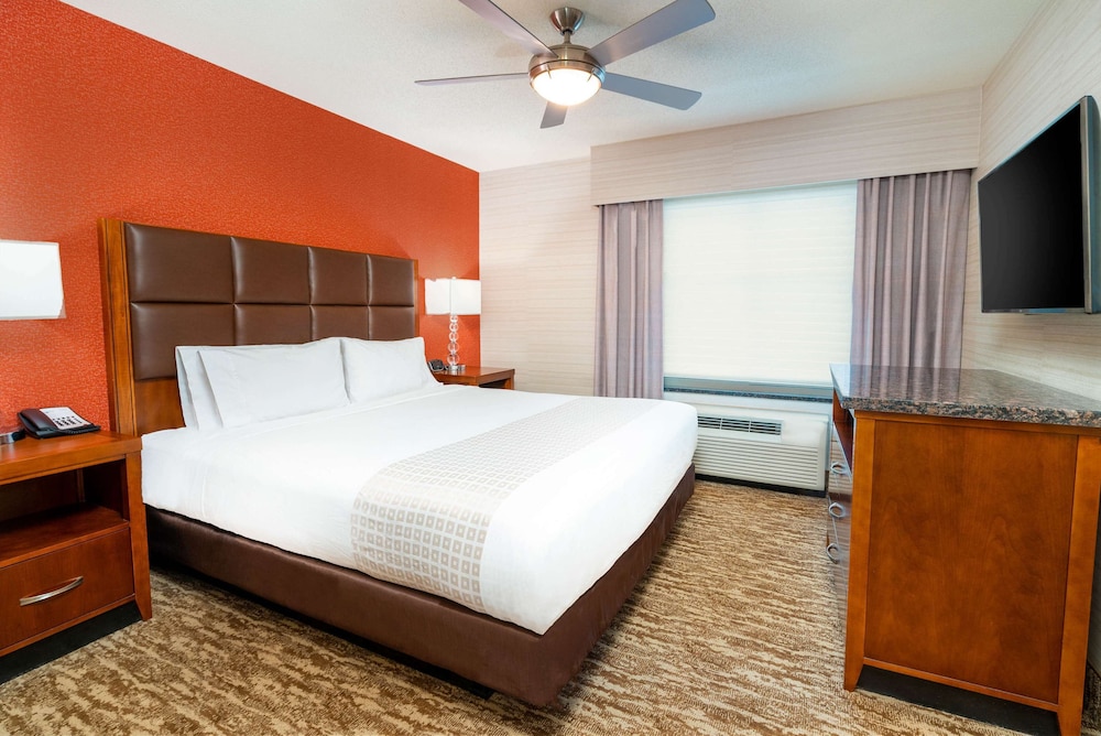 Suite, 2 Bedrooms, Accessible, Bathtub - Photo 4