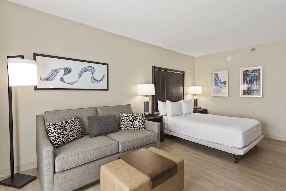 One Double Bed, Non-Smoking, Accessible - Photo 4
