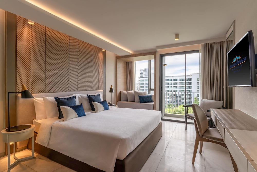 Superior Room, 1 King Bed, Non Smoking, Balcony - Photo 1