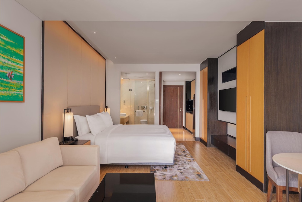 Deluxe Studio, 1 King Bed, Balcony, Ocean View