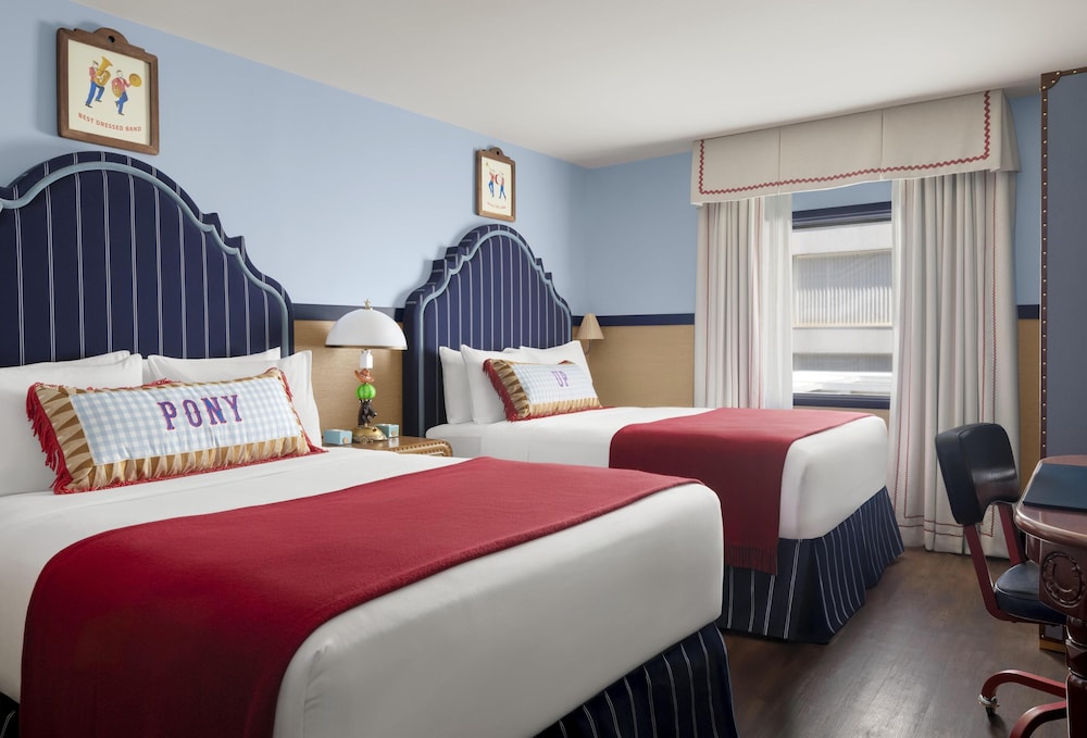 Room, 2 Queen Beds, Pool View (Graduate) - Photo 1