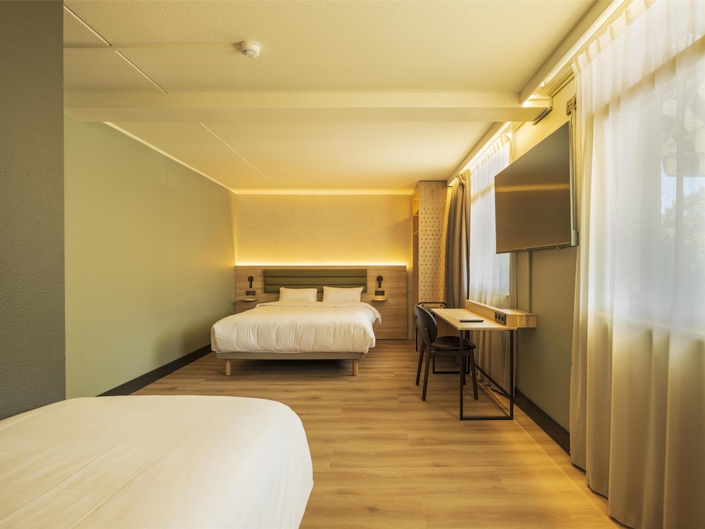 Standard Room, Multiple Beds - Photo 3