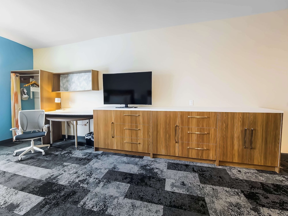 Suite, 1 King Bed, Accessible - Photo 5