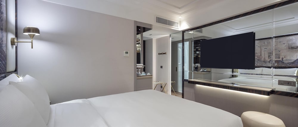 Deluxe Room, 1 King Bed, Balcony photo 1